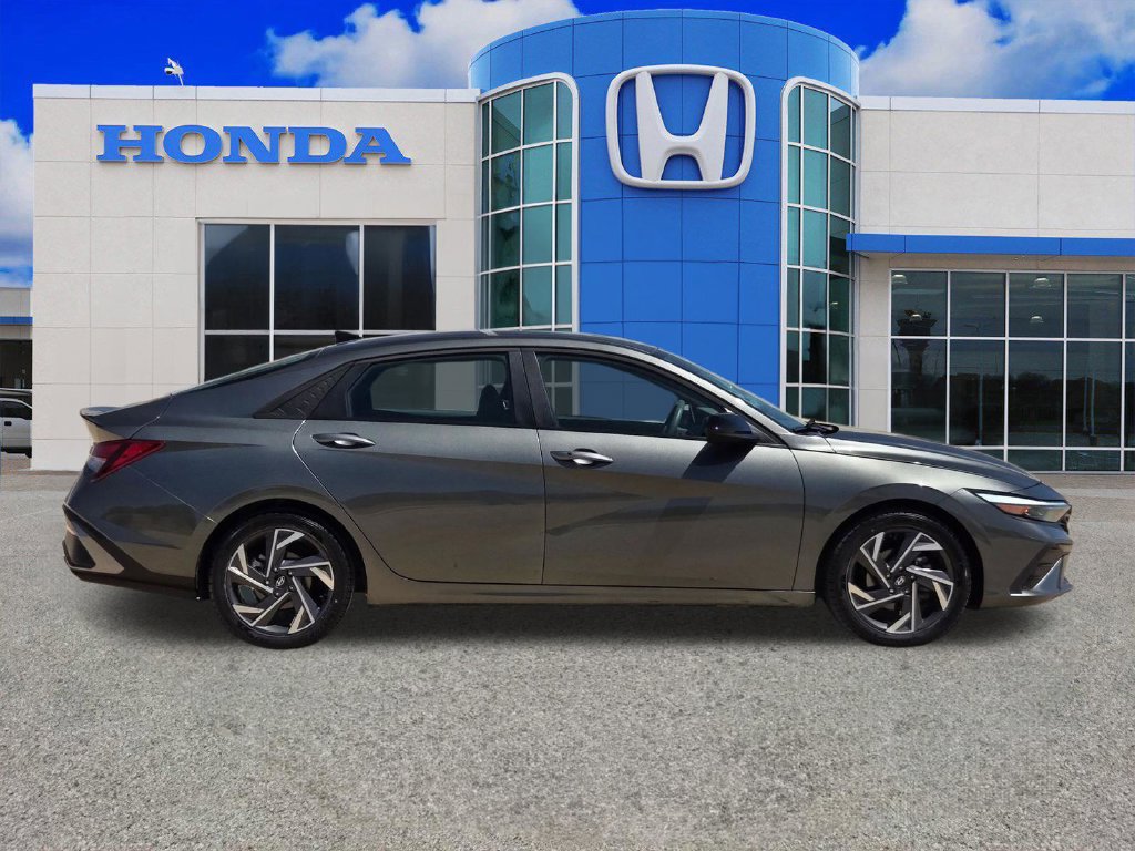Used 2025 Hyundai Elantra Sport FWD image 2