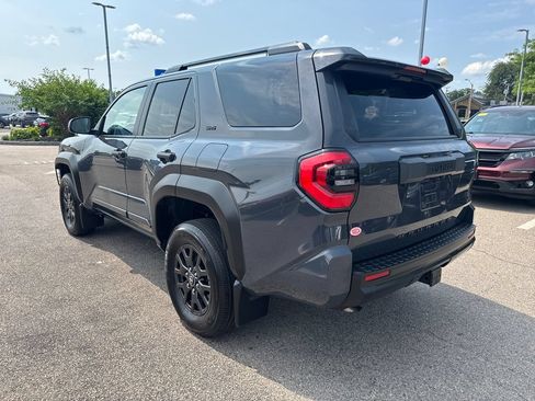 Used 2025 Toyota 4Runner SR5 AWD/4WD image 5