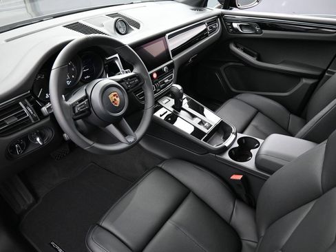 Certified 2026 Porsche Macan AWD/4WD image 4