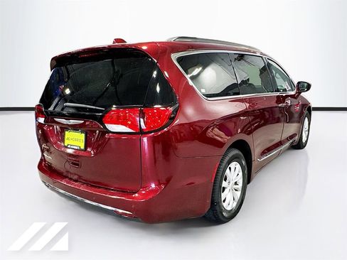 Used 2017 Chrysler Pacifica Touring-L image 5