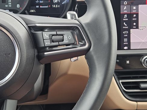 Used 2025 Porsche Macan image 27