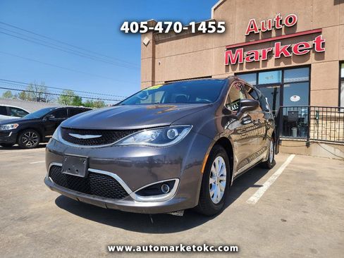 Used 2017 Chrysler Pacifica Touring-L image 1