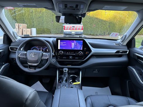 Used 2024 Toyota Highlander XLE image 16
