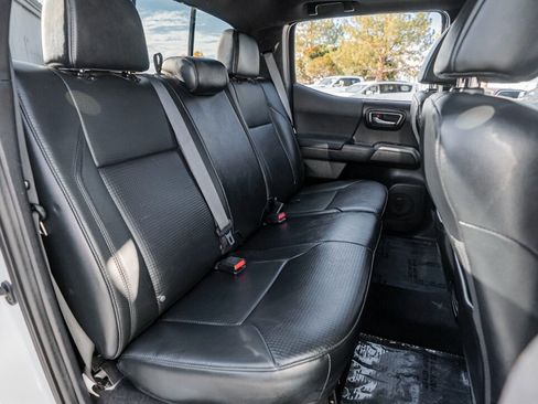 Used 2018 Toyota Tacoma TRD Off-Road image 38