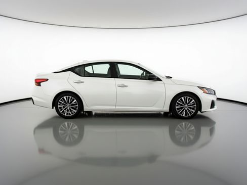 Used 2025 Nissan Altima 2.5 SV image 11