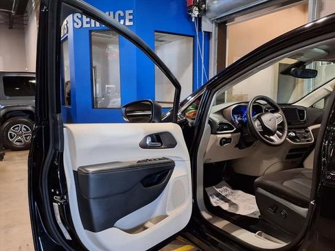 Used 2024 Chrysler Voyager LX image 13