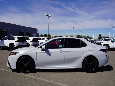 Used 2022 Toyota Camry XSE FWD image 6