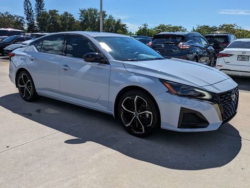 Used 2024 Nissan Altima 2.5 SR w/ SR Premium Package FWD image 1