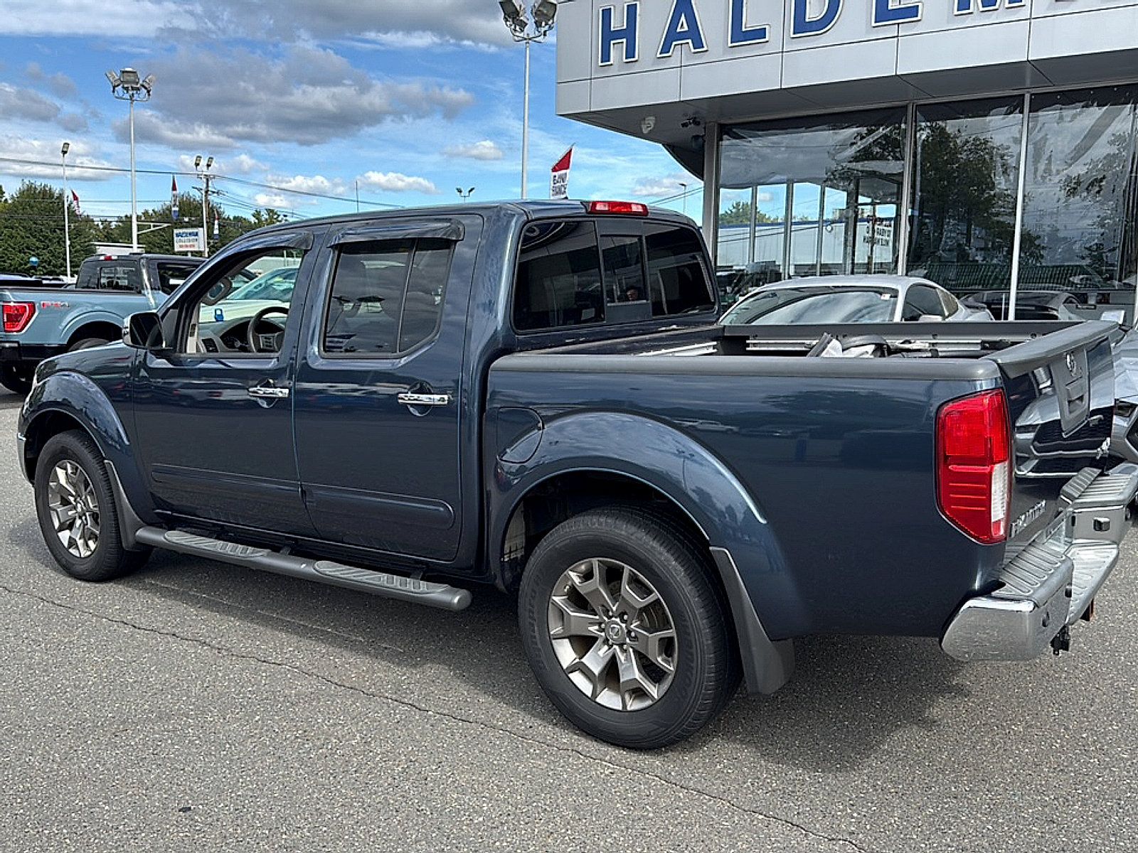 Used 2015 Nissan Frontier SL w/ Moonroof Package AWD/4WD image 10