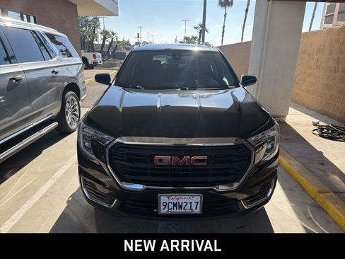 Used 2022 GMC Terrain SLE w/ Driver Convenience Package FWD image 2