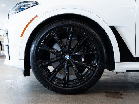 Used 2022 BMW X7 M50i image 7