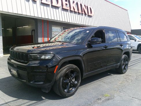 Used 2023 Jeep Grand Cherokee L Laredo AWD/4WD image 9