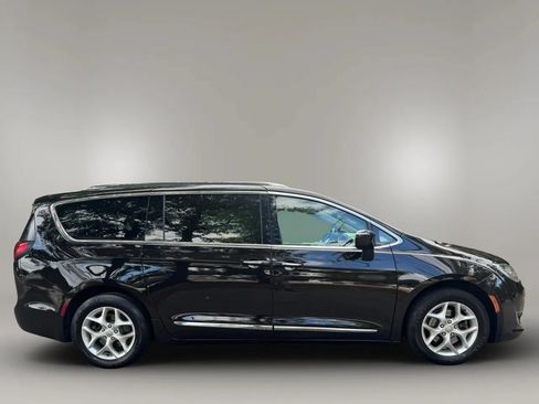 Used 2018 Chrysler Pacifica Touring-L w/ Tire & Wheel Group FWD image 3