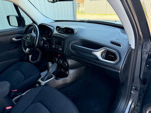 Used 2017 Jeep Renegade Latitude w/ Popular Equipment Group FWD image 25