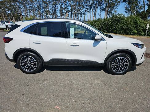 New 2025 Ford Escape SE w/ Class II Trailer Tow Package image 30