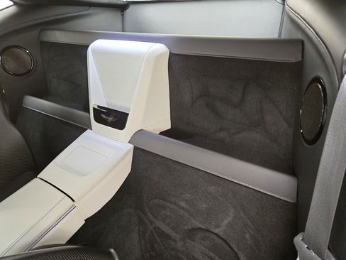 Used 2025 Aston Martin V8 Vantage Coupe image 18