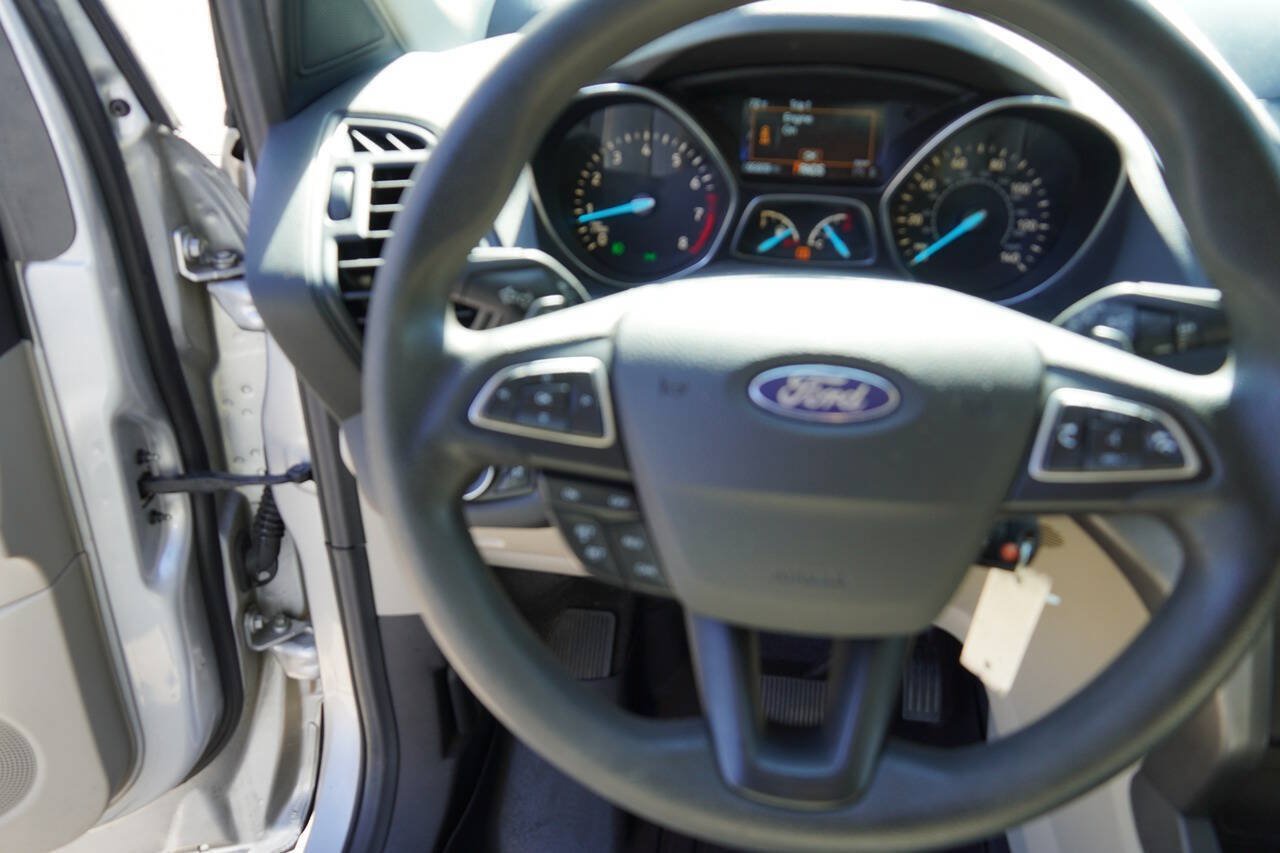 Used 2017 Ford Escape SE w/ Equipment Group 201A AWD/4WD image 17