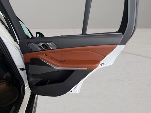 Used 2025 BMW X5 xDrive40i w/ Executive Package image 36