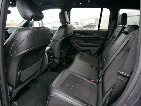 Used 2024 Jeep Grand Cherokee Altitude image 12