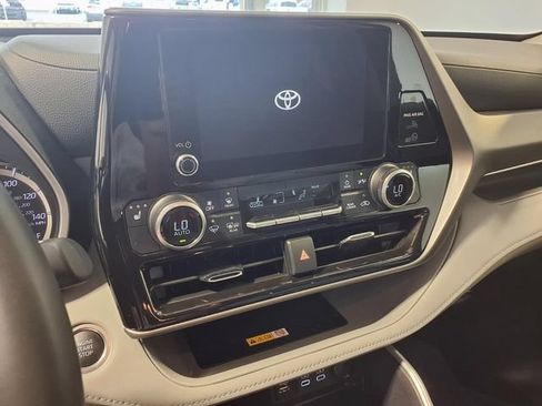 Used 2024 Toyota Highlander XLE AWD/4WD image 11