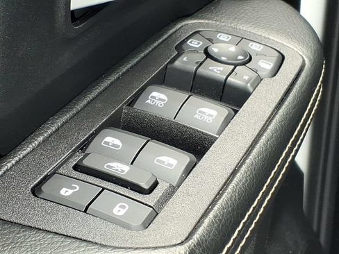 Certified 2025 RAM 2500 Big Horn AWD/4WD image 11