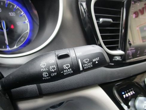 Used 2023 Chrysler Pacifica Touring-L FWD image 25