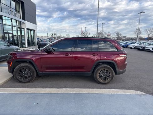 Used 2024 Jeep Grand Cherokee Altitude image 9