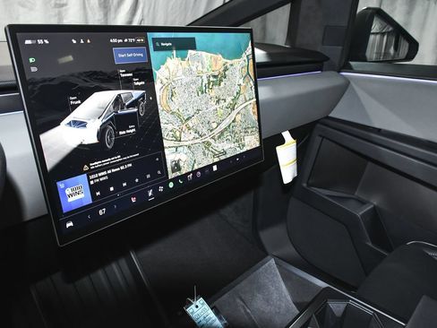 Used 2025 Tesla Cybertruck AWD Crew Cab image 39