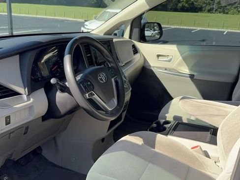 Used 2015 Toyota Sienna LE FWD image 31