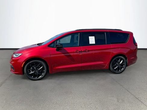 Used 2025 Chrysler Pacifica Limited FWD image 4