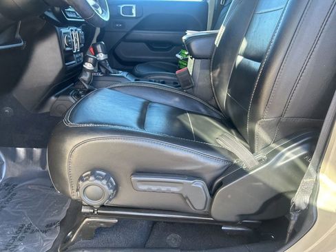 Used 2020 Jeep Gladiator Overland AWD/4WD image 22