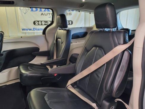Used 2020 Chrysler Pacifica Touring-L Plus FWD image 10