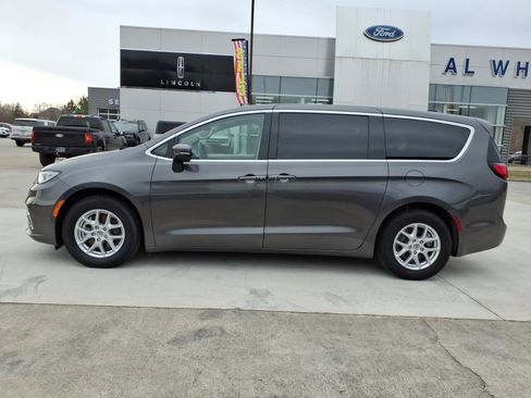 Used 2023 Chrysler Pacifica Touring-L image 2