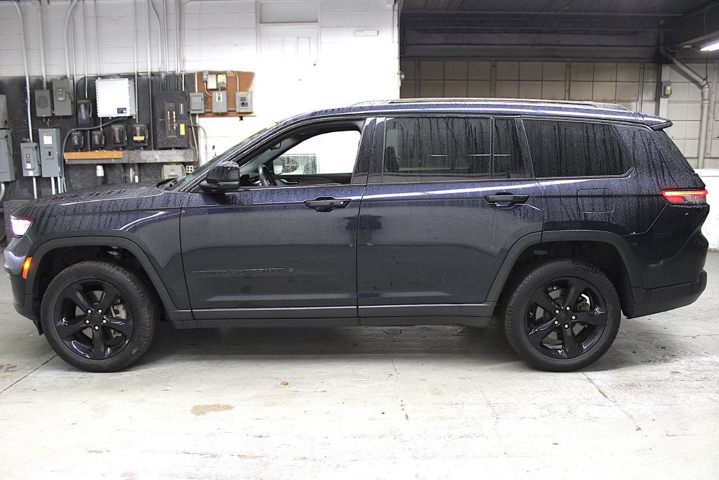 Used 2024 Jeep Grand Cherokee L Limited w/ Black Appearance Package AWD/4WD image 3