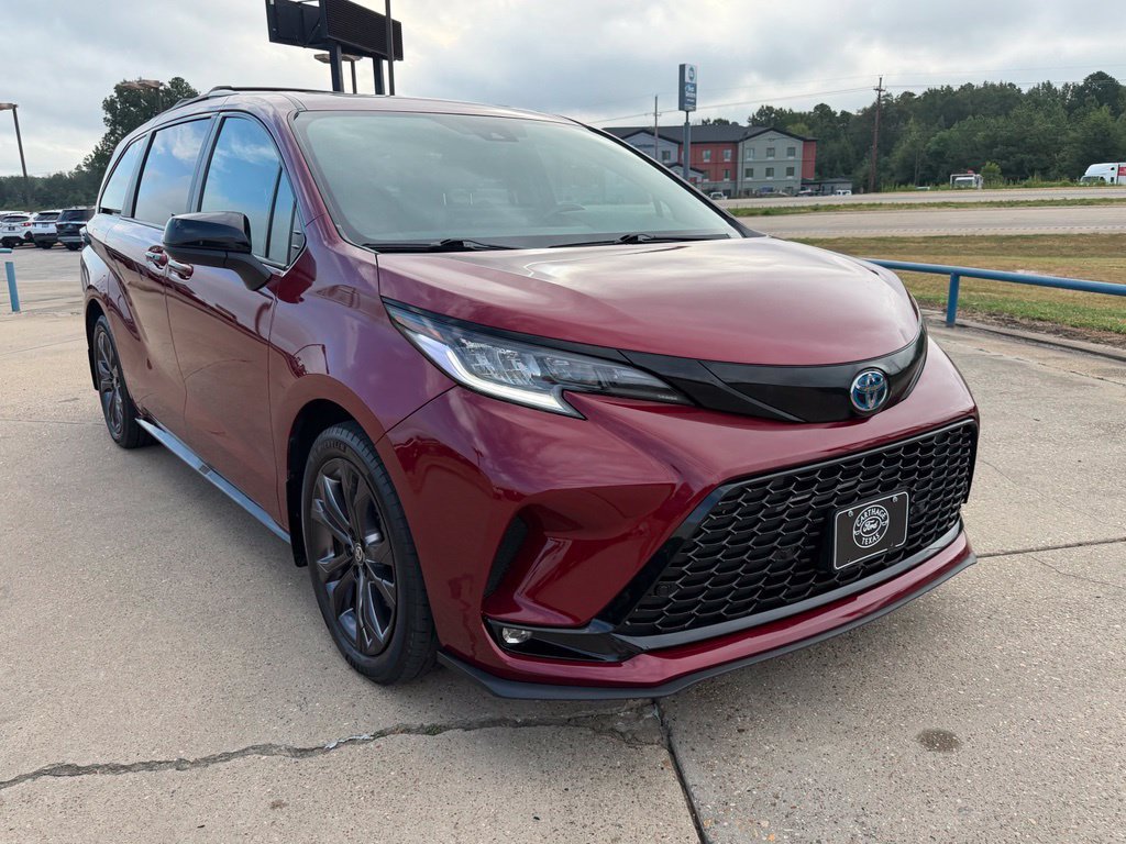 Used 2025 Toyota Sienna XSE w/ XSE Plus Package FWD image 8