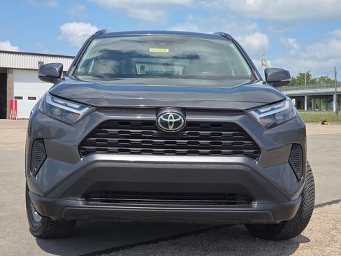 Used 2022 Toyota RAV4 XLE w/ Convenience Package FWD image 3