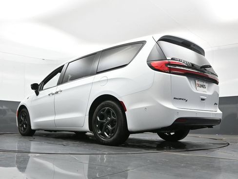 Used 2024 Chrysler Pacifica Limited FWD image 45