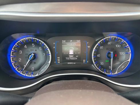 Used 2017 Chrysler Pacifica Touring-L image 6