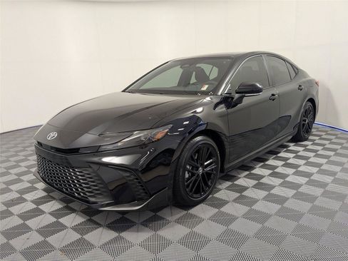Used 2025 Toyota Camry SE image 1