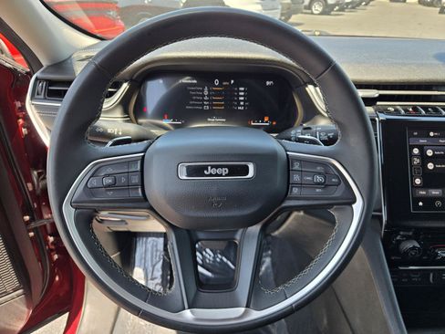 Used 2023 Jeep Grand Cherokee Laredo RWD image 15