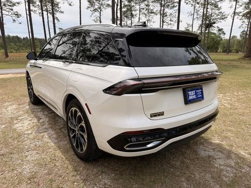 Used 2025 Lincoln Nautilus Reserve image 3