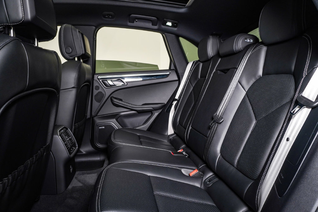 Certified 2026 Porsche Macan S AWD/4WD image 17