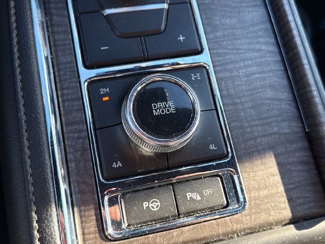 Used 2019 Ford Expedition Limited w/ Equipment Group 302A AWD/4WD image 41