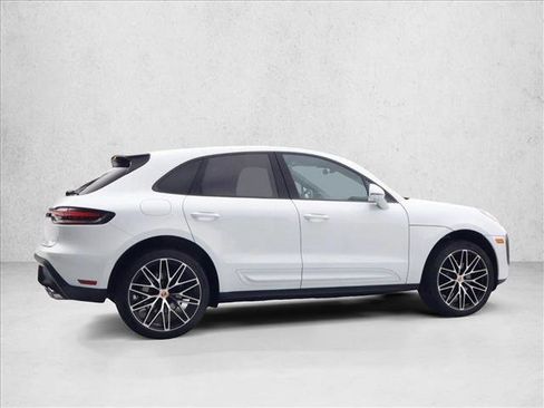 Certified 2025 Porsche Macan AWD/4WD image 8
