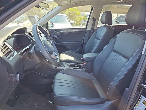 Used 2023 Volkswagen Tiguan SE w/ Panoramic Sunroof Package FWD image 15