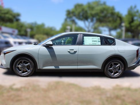 New 2025 Kia K4 LXS image 13