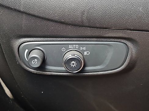 Used 2020 Chevrolet Equinox LS w/ LS Convenience Package FWD image 23