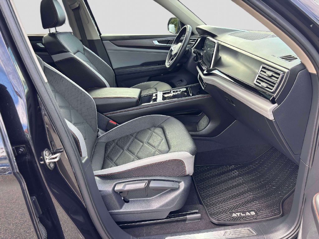 Used 2024 Volkswagen Atlas Peak Edition SE AWD/4WD image 21