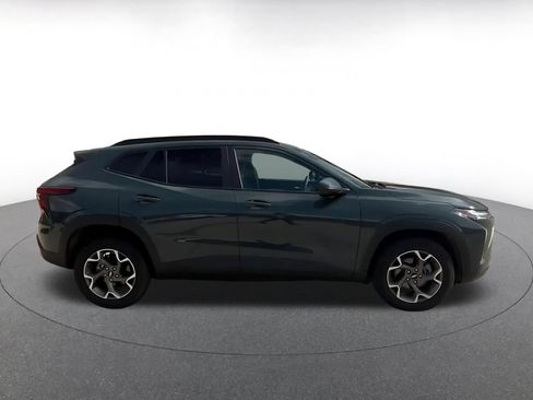 Used 2025 Chevrolet Trax LT FWD image 16