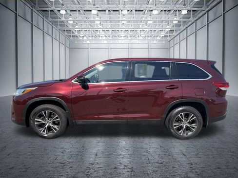Used 2019 Toyota Highlander LE AWD/4WD image 3
